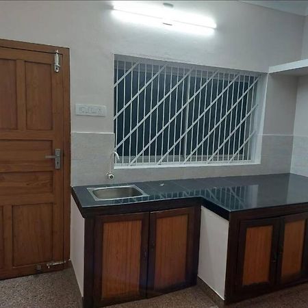 Home At Guruvayur 2 Ac Room,1 Single Bed,Kitchen 외부 사진
